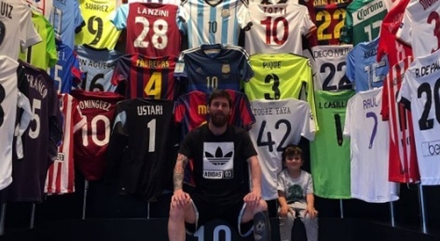 Messi e la mostruosa collezione di maglie: ci sono anche Totti, Milito e Nedved