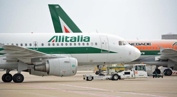Alitalia, sottoscritto accordo per nuova cassa integrazione. Si cercano nuovi soci