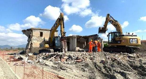 Due villette abusive demolite a Castel Volturno