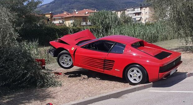 La Ferrari Testarossa di cui ha perso il controllo il "maldestro" 70enne toscano