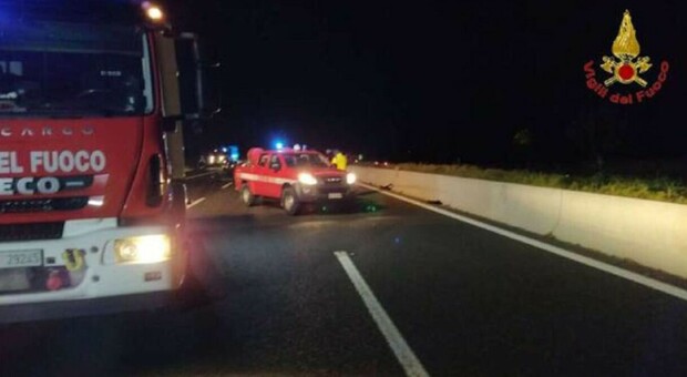 Incidente sull'A1, un'auto si schianta su due tir: morto un uomo, traffico intenso verso Roma