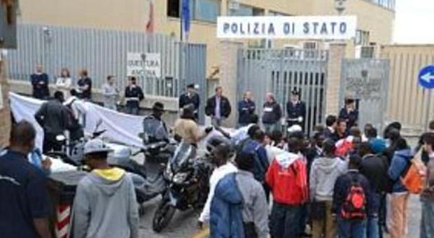 Immigrati davanti alla questura di Ancona