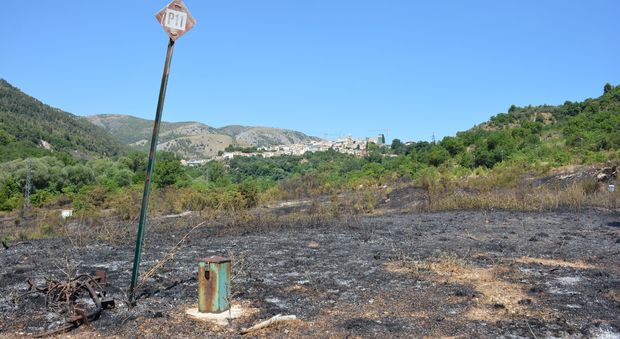 Incendi, le fiamme nell'area dei veleni di Bussi: bruciano due discariche