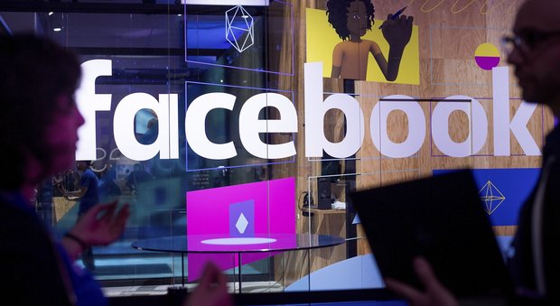 Facebook, novità nel "rullo": precedenza ai post di familiari e amici. Ma così aumenta il pericolo fake news