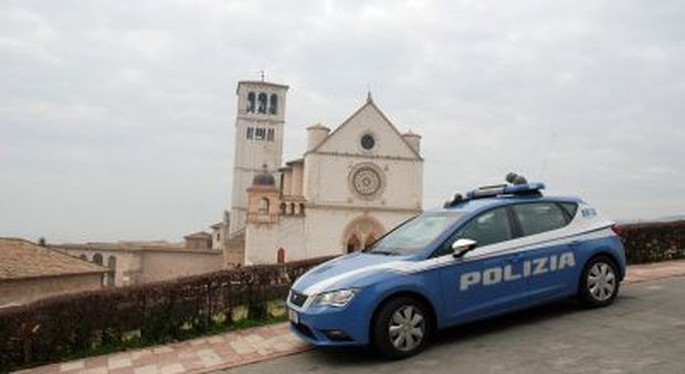 Assisi, maxi controllo del territorio. In azione la Polizia, verifiche su 150 persone, scattano 2 denunce