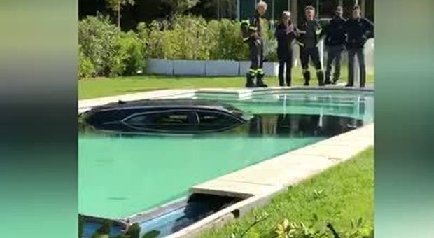 Forte dei Marmi, Cadillac sfonda il muro di un hotel e finisce in piscina