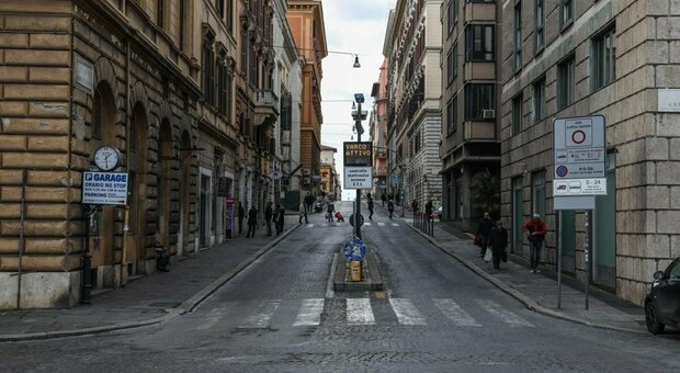 Roma, Ztl chiusa dal 6 aprile. Ira dei commercianti: «Un altro duro colpo»