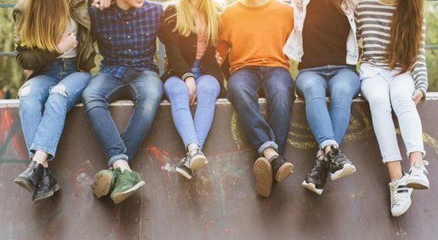 Teenager italiani sedentari e a rischio alcol: l'allarme lanciato dal rapporto Iss