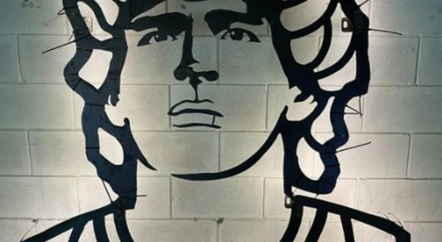 Maradona in ferro battuto: la scultura dell'artista italo-argentino sarà donata a Napoli
