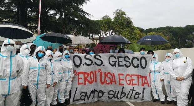 Napoli, la protesta degli operatori socio-sanitari per l'emergenza Covid: «Siamo eroi usa e getta»