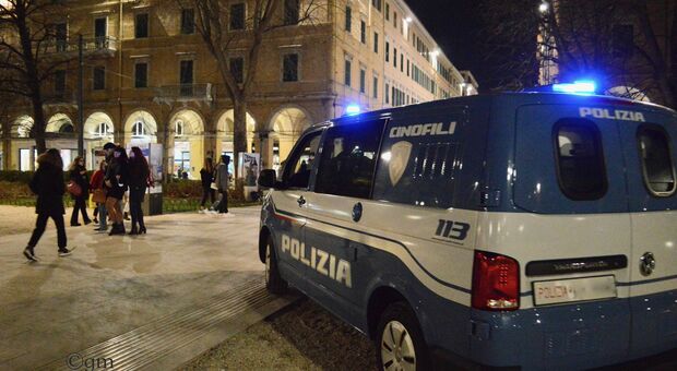 Si contendono lo stesso uomo e la lite tra due donne finisce a graffi e spintoni: caos in un locale ad Ancona