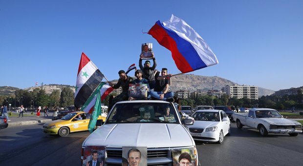 Siria, a Damasco sostenitori di Assad sventolano bandiere russe e iraniane