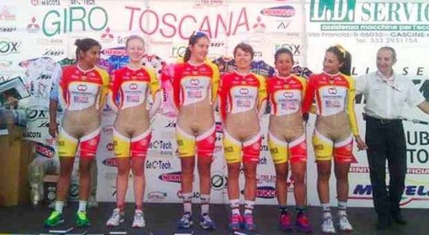 Cicliste "nude" alla presentazione della squadra: imbarazzo per i disegni sulle tute