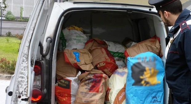 Napoli, a bordo di un furgone 200 chili di pane «fuorilegge»