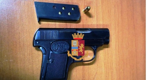 Napoli, movida choc ai baretti di Chiaia: 18enne bloccato con una pistola