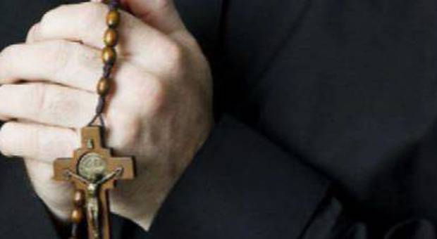 Choc in Campania, prete pedofilo arrestato per abusi su una bambina di 11 anni