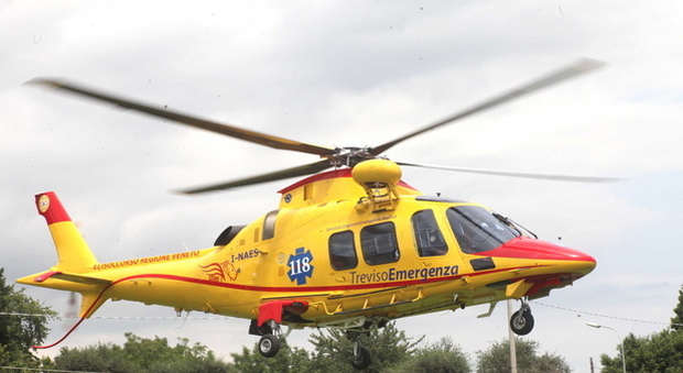 Schianto tra auto e moto: centauro trasportato in ospedale in elicottero