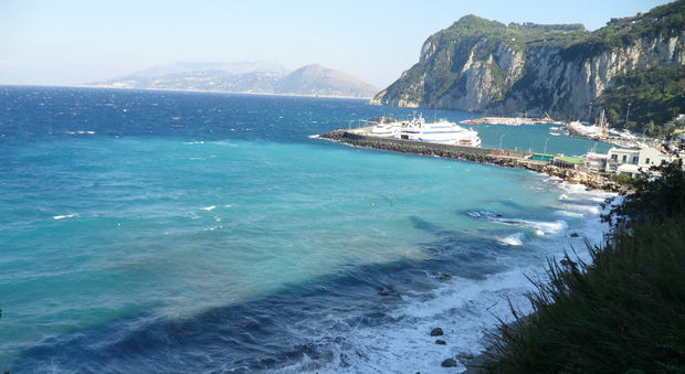 Maltempo nel golfo: stop ai collegamenti da Napoli per le isole