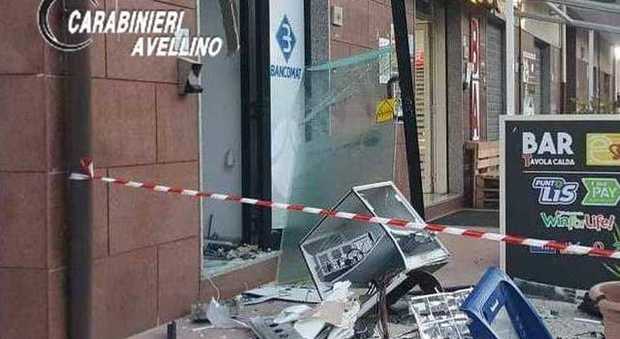 Raid con l'esplosivo al bancomat di Montoro: paura e danni ingenti