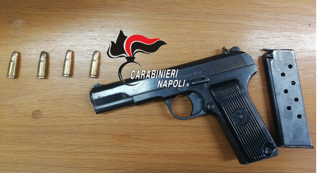 Lancia dal balcone una pistola russa con 4 colpi, pronta per sparare: arrestato nel Napoletano