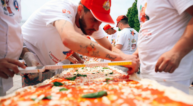 Pizza da Guinness a Fico Eataly World: 30 maestri napoletani realizzato 500 metri di pizza