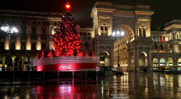 Milano, l'albero di Natale si accende in piazza Duomo. Lunedì altri 20 in tutta la città