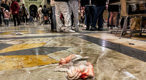 Galleria Umberto I di Napoli, rissa tra clochard: «Ancora degrado e violenza»