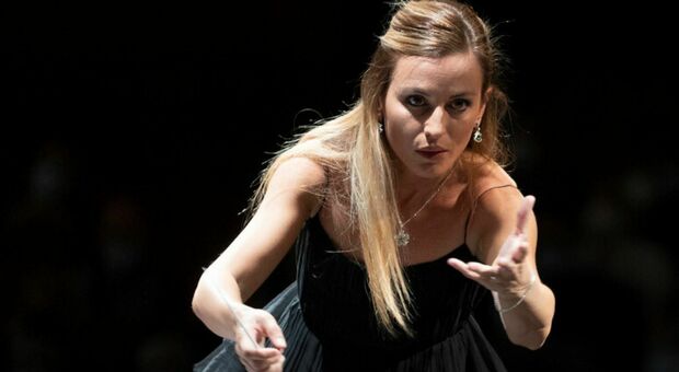 Beatrice Venezi fischiata al concerto di Nizza: «Non vogliamo fascisti». Mollicone: i contestatori sono reperti archeologici anni Settanta