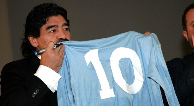 Maradona bacia la maglia numero 10 in uno degli ultimi suoi viaggi a Napoli