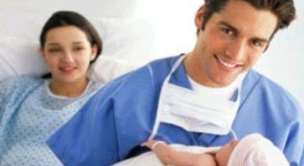 Papà in sala parto, dilemma divide i medici: ecco cosa può causare alla mamma