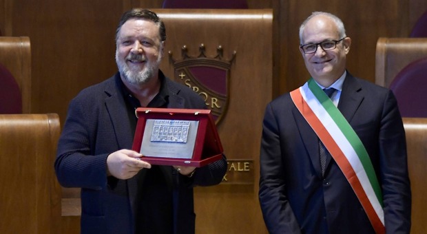 Russell Crowe, il premio come ambasciatore di Roma poi la domanda trabocchetto sulla squadra del cuore