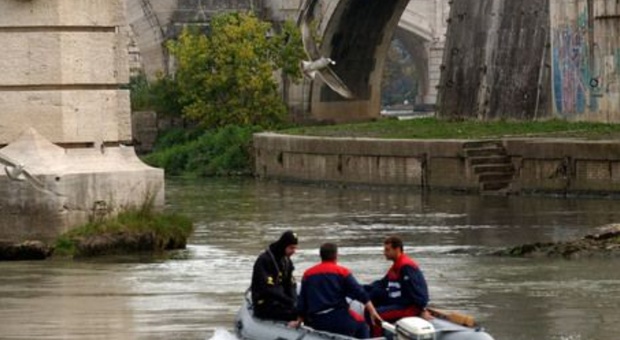 Roma, donna cade nel Tevere a Ponte Milvio per farsi un selfie