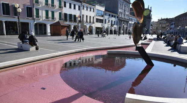 Vernice rossa nella fontana Sorpresa in piazza Ferretto
