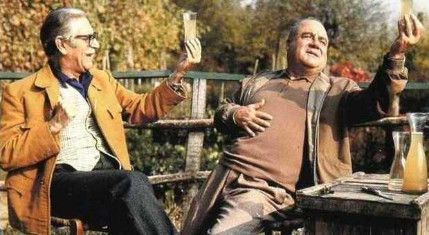 Mario Soldati (a sinistra) e Pippo Campanili bevono malvasia negli anni Settanta (copyright famiglia Soldati)