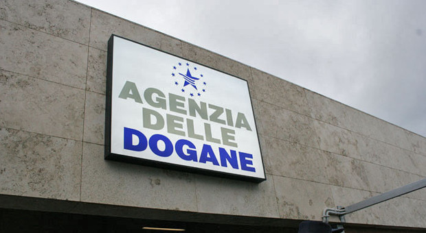 Roma, furbetti del cartellino all'Agenzia delle Dogane: 12 dipendenti indagati