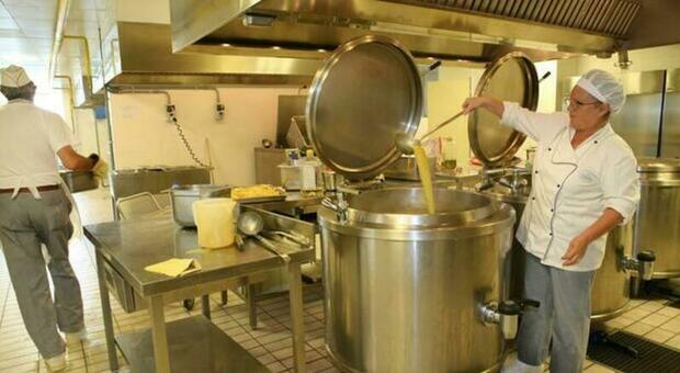 «Dopo 20 anni di lavoro in cucina guadagno solo a 4 euro l'ora», la rabbia di una dipendente: è allarme nella ristorazione