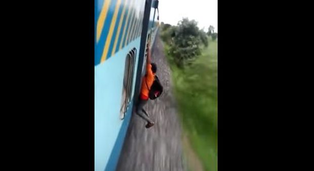 Si aggrappa al treno in corsa, 26enne cade a terra ma nessuno gli dà una mano