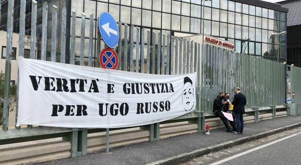Napoli, i genitori di Ugo Russo si incatenano davanti al Tribunale: ricevuti in Procura