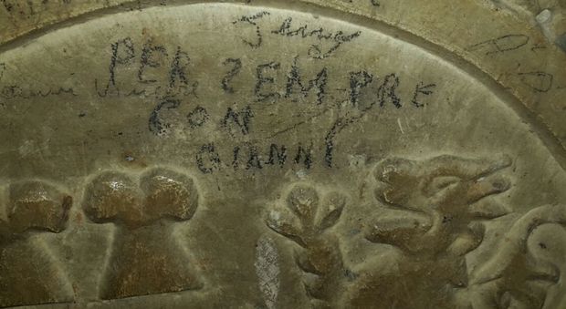 «Per zempre con Gianni». Scritte sui marmi del '300, migliaia di vandali umiliano Santa Chiara
