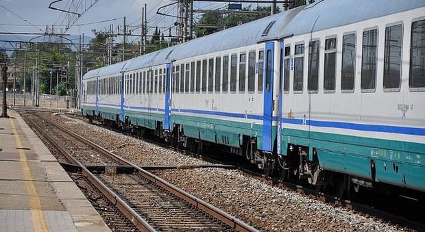 Investiti da un treno regionale: un morto e un ferito nel fiorentino