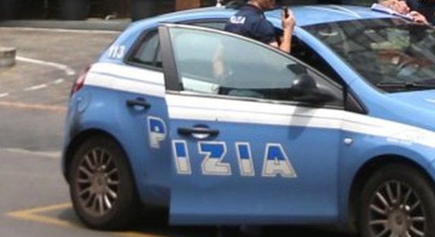 Napoli, passa con il rosso e aggredisce poliziotti: in casa anche della droga