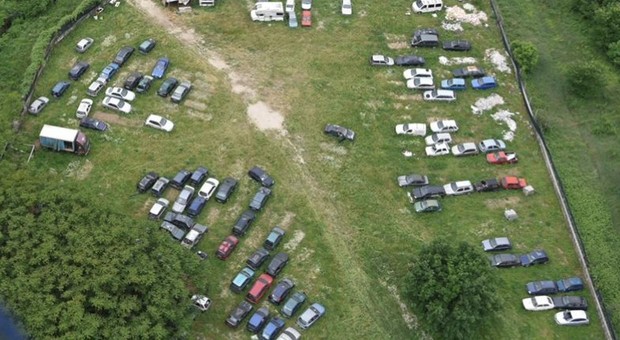 Elicottero della Finanza scopre un "cimitero" di auto, scatta il sequestro a Frosinone