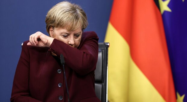 Covid, Merkel ai tedeschi: «State a casa, siamo in una fase molto grave: il nostro Natale si decide in questi giorni». Boom di contagi