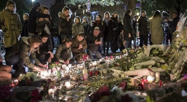 Attentato a Parigi, lacrime e fiori: la ballata per gli amici scomparsi