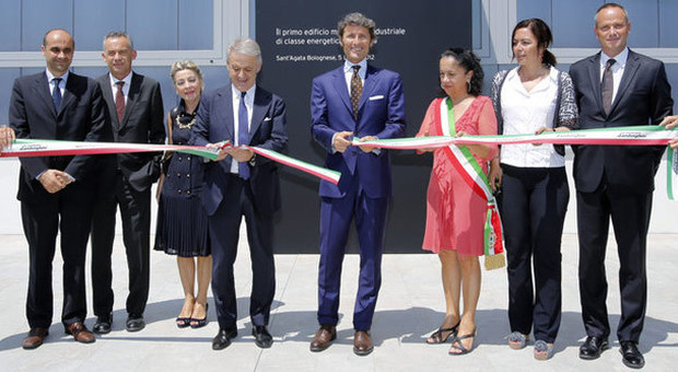Il presidente della Lamborghini Stephan Winkelmann taglia il nastro durante l'inaugurazione della nuova fabbrica