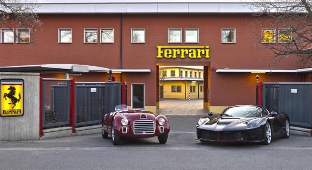 La storica sede della Ferrari A maranello con le due auto simbolo davanti: a sinistra la 125 S del 1947 prima auto del Cavallino a destra LaFerrari Aperta