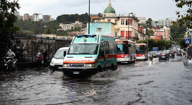 Maltempo a Caserta, pioggia sulle scuole e il sindaco ordina: «Stop alla riapertura»