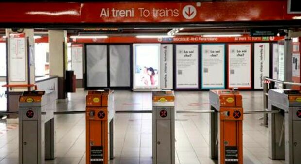 Milano, un uomo nudo nella metro: caos sulla linea e passeggeri sconvolti. Cos'è accaduto