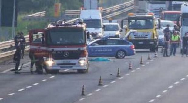 Milano, si fermano per cambiare una gomma: travolti e uccisi da un camion