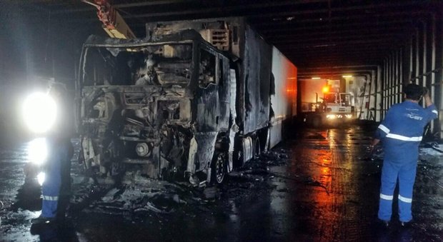 Paura sul traghetto per la Sardegna: a fuoco un camion nel garage